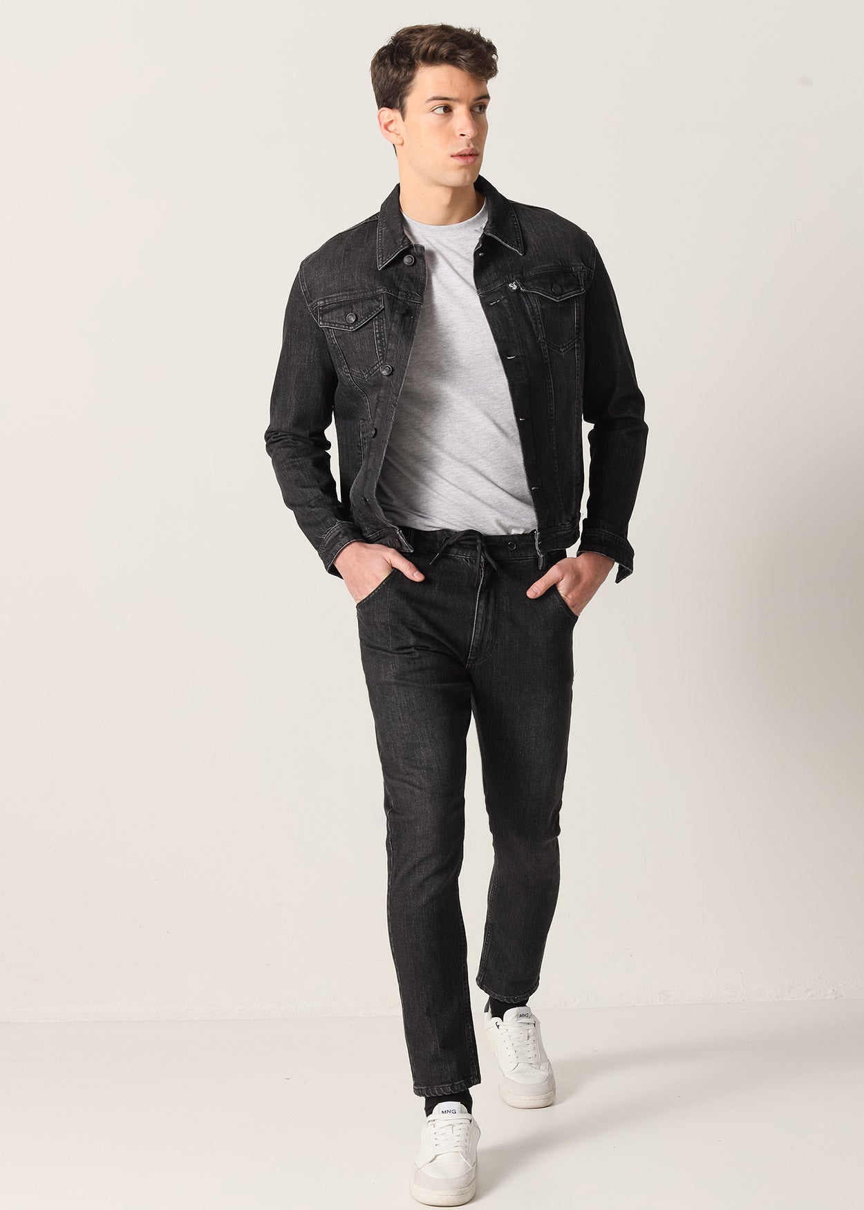 Jeans Cintura Media Slim Tiro Largo Black Wash 998