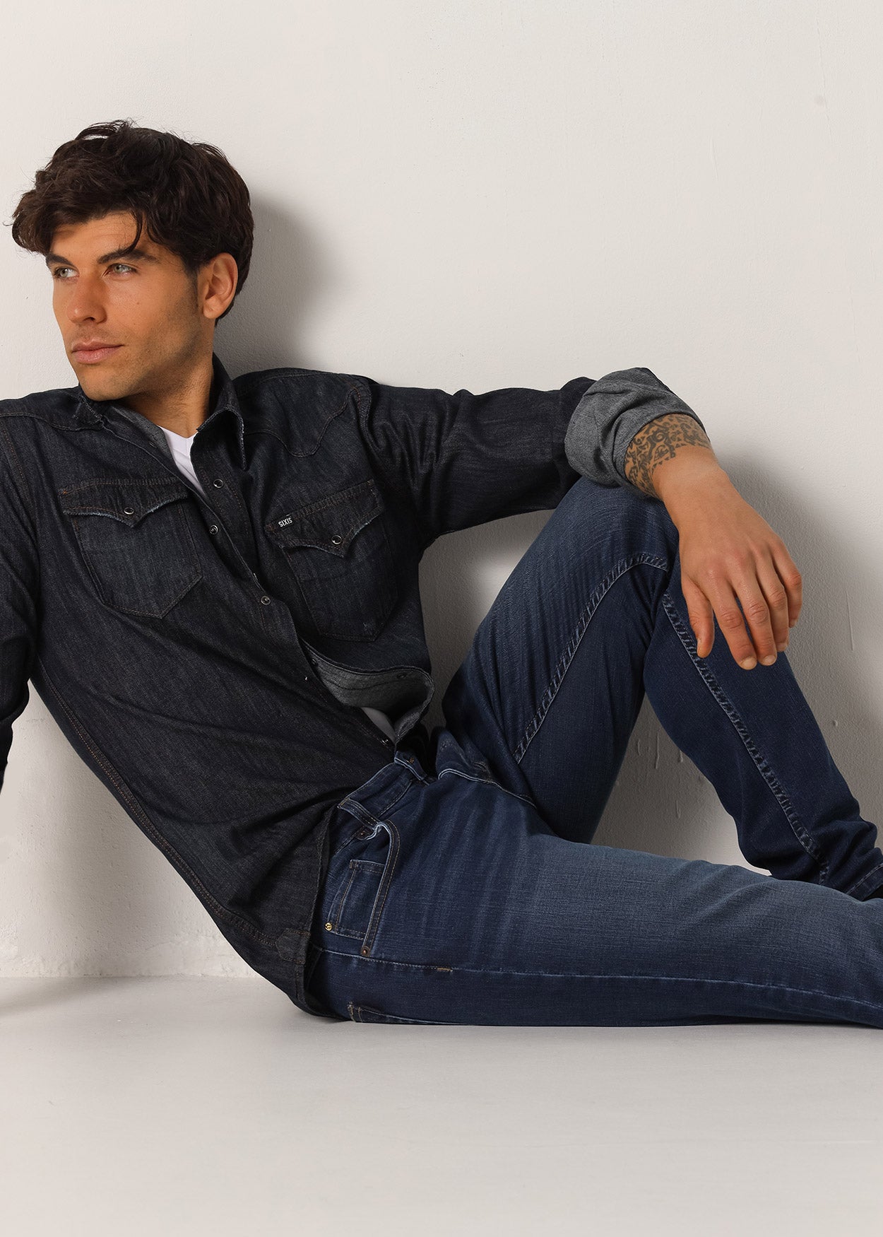 Jeans Cintura Media Slim Tiro Medio Dark Blue Wash 957