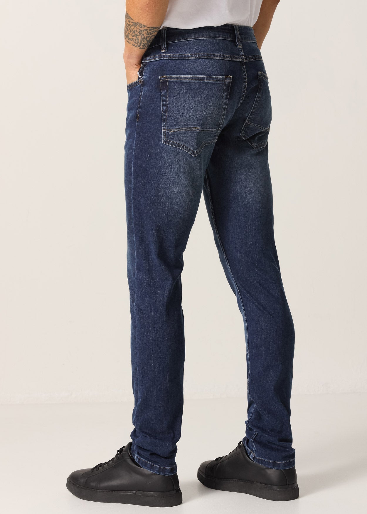 Jeans Cintura Media Slim Tiro Medio Dark Blue Wash 957