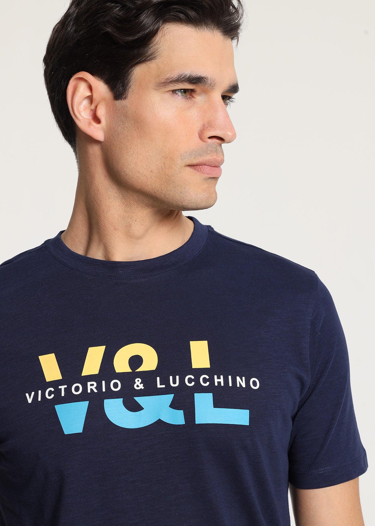 Victorio & Lucchino 650097039 Camiseta Manga Corta Grafica Pecho Con Bordado 769