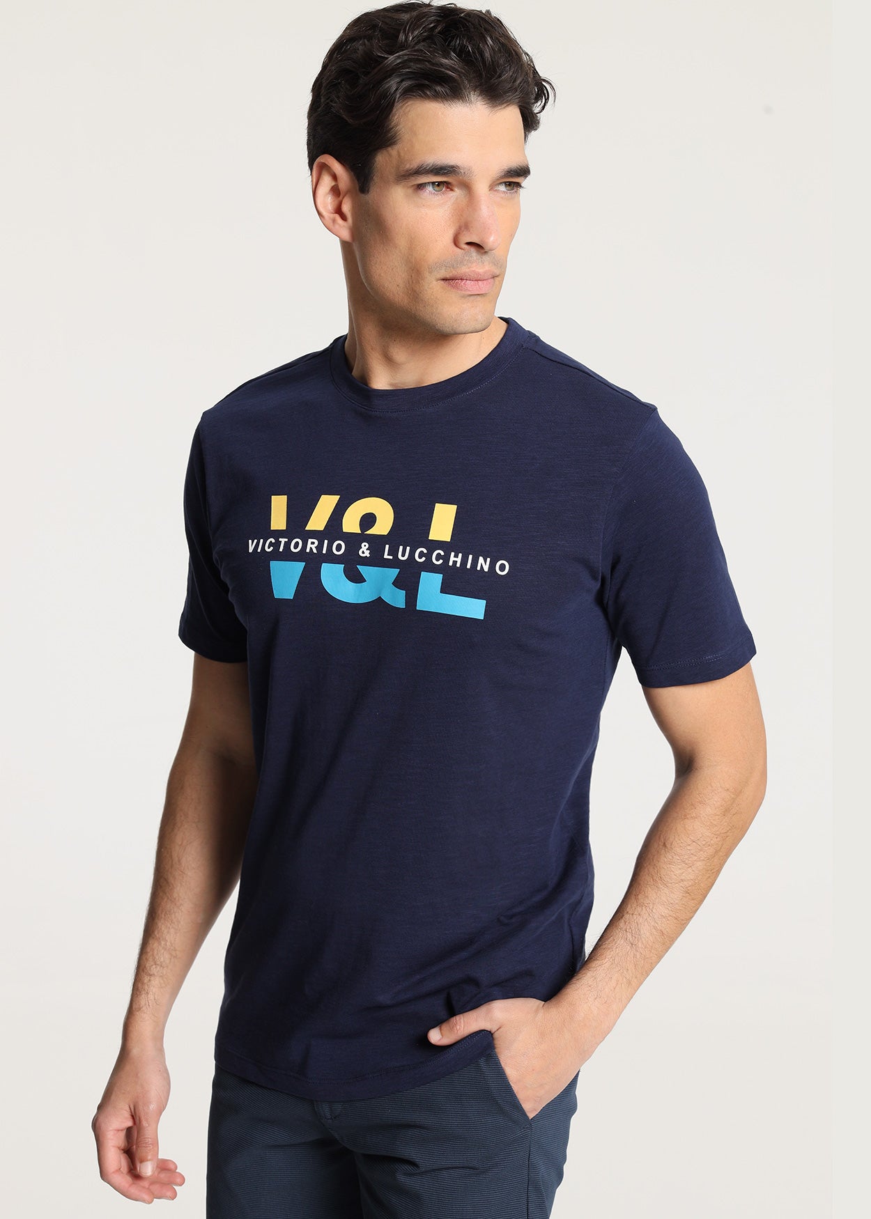 Victorio Lucchino 650097039 Camiseta Manga Corta Grafica Pecho Con B