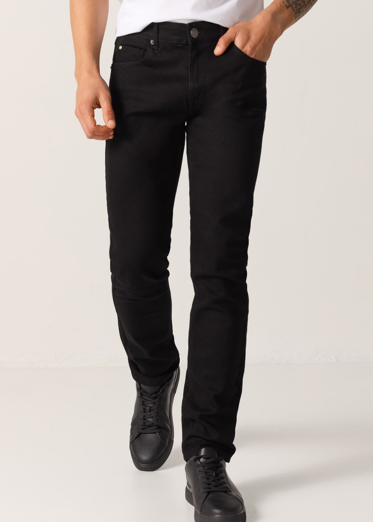 Jeans Cintura Media Slim Tiro Medio   Premium Black Wash 999